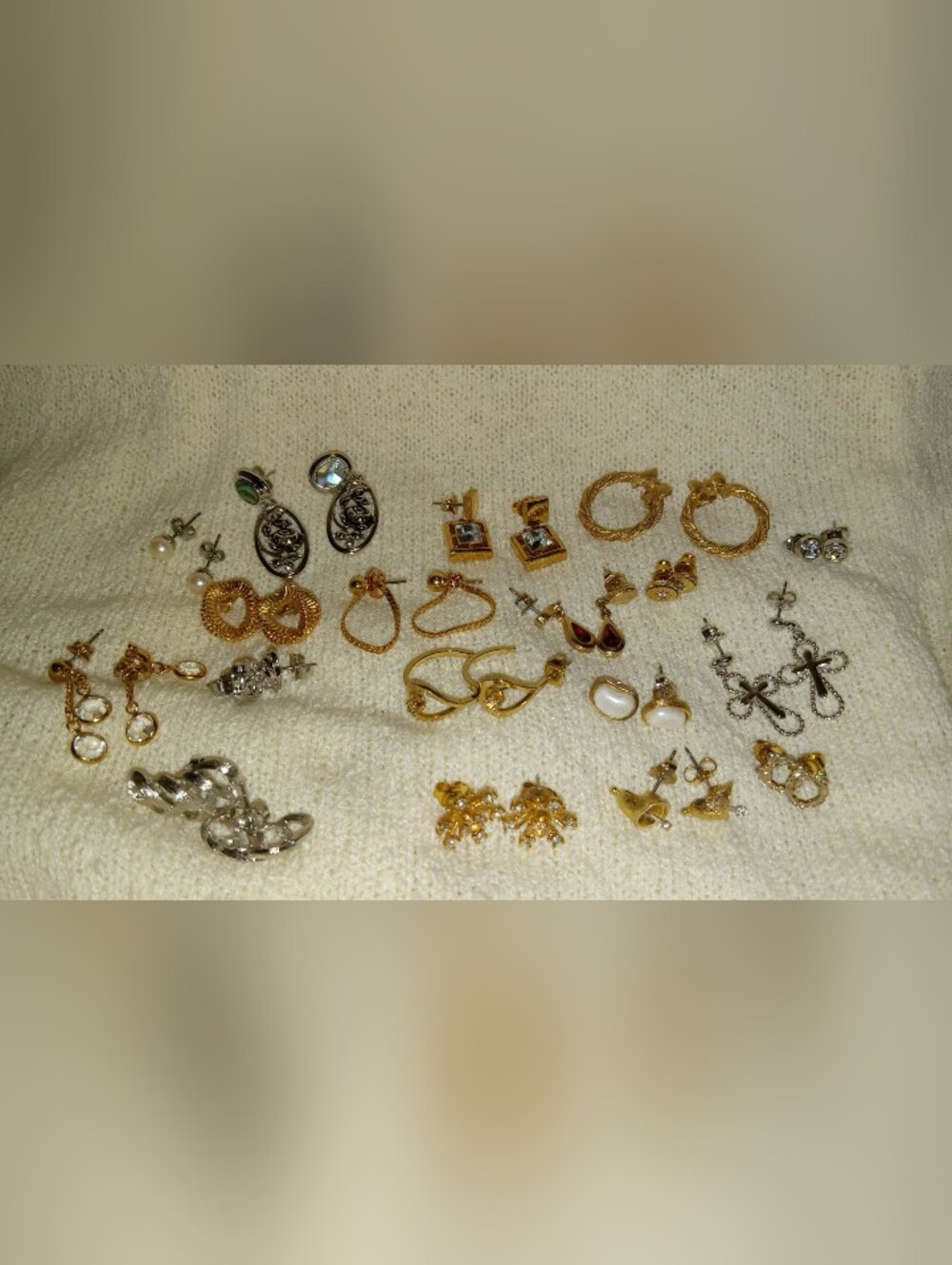 Lot Of 18 Pairs Avon Earrings Pierces